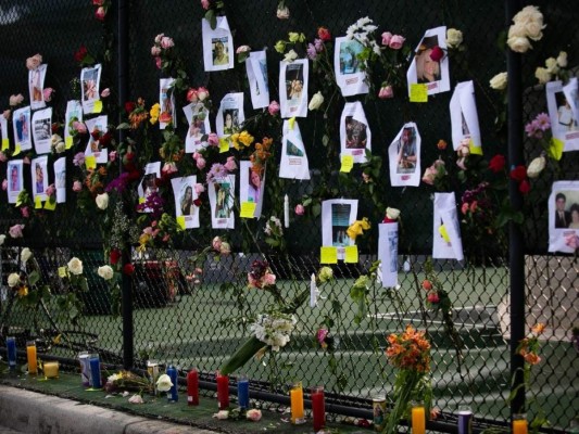 Familiares de las víctimas en Surfside rinden homenaje con emotivo monumento improvisado