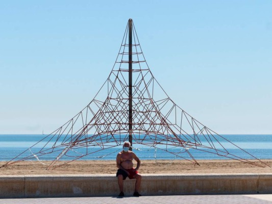 Españoles apoyan confinamiento mientras suceden protestas antigobierno