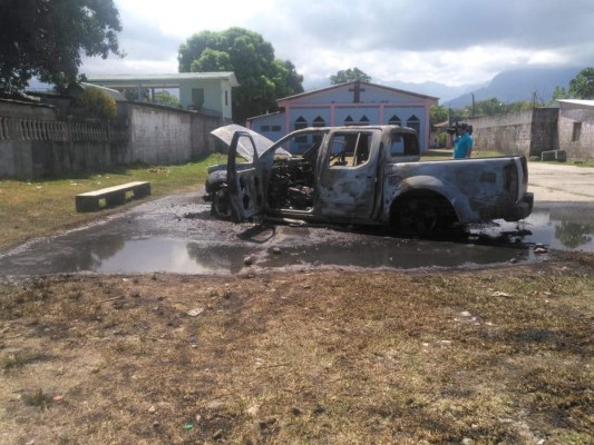 Fotos: Así quemaron vehículo para borrar evidencias tras doble crimen en La Ceiba