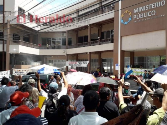 Plataforma exige liberación de presos políticos con plantón en el MP