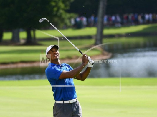Tiger Woods observa su tiro desde el fairway del séptimo hoyo en la tercera ronda del Tour Championship. (Foto: AP)