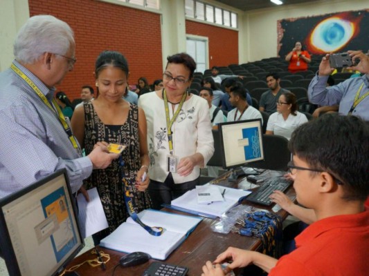 Estudiante de enfermería, la primera en recibir el nuevo carné de la Universidad Nacional Autónoma de Honduras