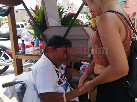 FOTOS: Desgarradora escena de madre velando a su hijo en plena calle de la capital