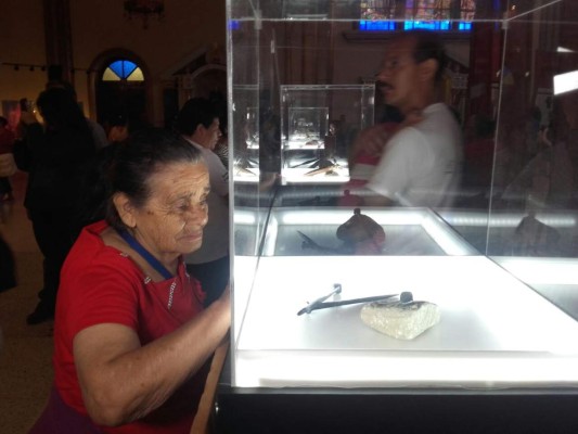 Fieles católicos abarrotan la Basílica Menor de Suyapa por llegada de Sábana Santa