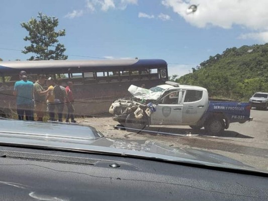Cinco personas heridas deja choque entre patrulla de la Policía y autobús