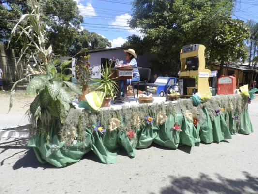 Honduras: Concurrido desfile durante el inicio de feria patronal