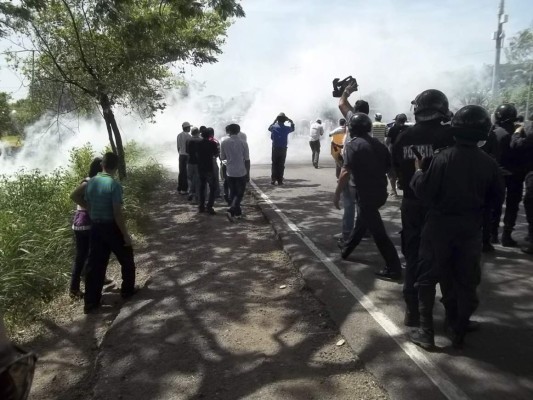 Con gases lacrimógenos desalojan a mineros que realizaban protesta