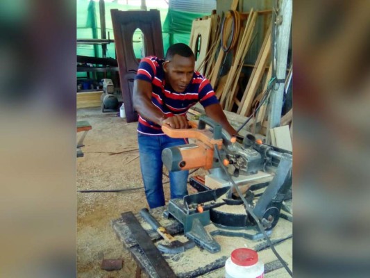 El defensa hondureño Dilmer Gutiérrez se refugia en la ebanistería