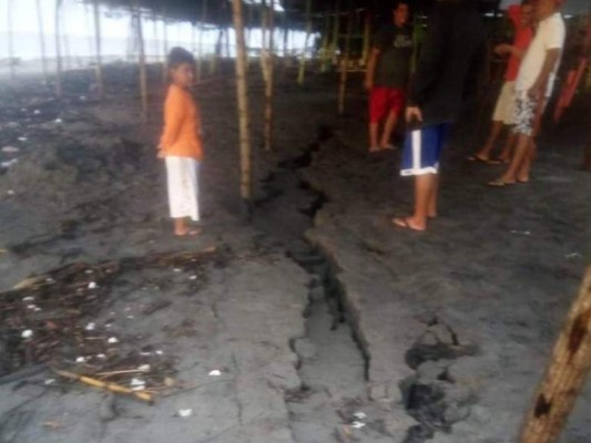 Grieta en playa La Puntilla alerta a pobladores salvadoreños tras fuerte sismo&nbsp;&nbsp;