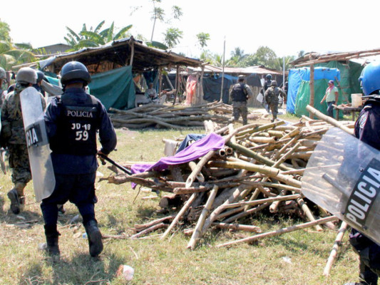 Más de cien campesinos fueron detenidos en desalojo de tierras al norte de Honduras