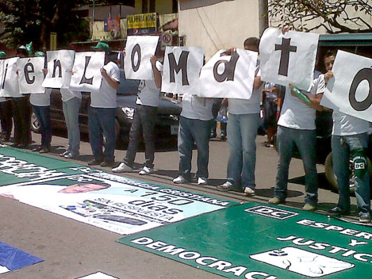 Con plantón ante MP piden justicia por crimen de Landaverde