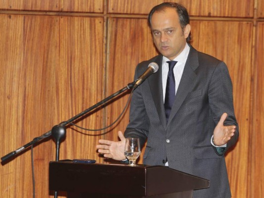 Embajador de España en Honduras, Miguel Albero, gana el Premio de Novela Vargas Llosa 2016