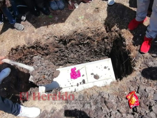 Consternación y llanto en sepelio de niña supuestamente envenenada