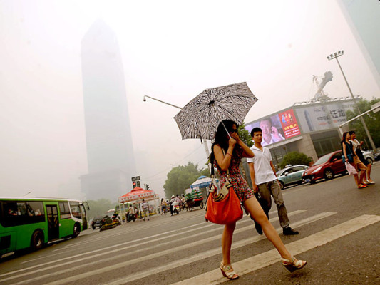 Inquietud en una ciudad china envuelta en una espesa nube amarillenta