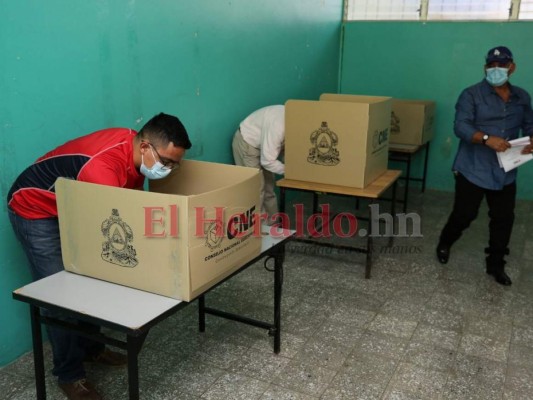 Acompañados de sus caninos, jóvenes acuden a votar en las Elecciones Generales  