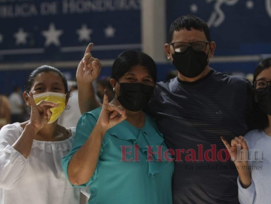 Con mascotas, aglomerados y estrenado sistema biométrico: Curiosidades del proceso electoral (FOTOS)