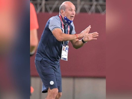 El entrenador de Honduras, Miguel Falero, hace gestos durante el partido de fútbol de primera ronda del grupo B masculino de los Juegos Olímpicos de Tokio 2020 entre Honduras y Rumania en el Estadio Ibaraki Kashima en Kashima el 22 de julio de 2021. Foto: AFP