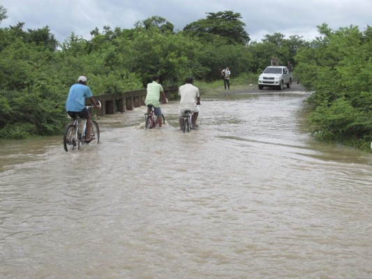 Inundaciones dejan incomunicadas a familias de la Costa de los Amates