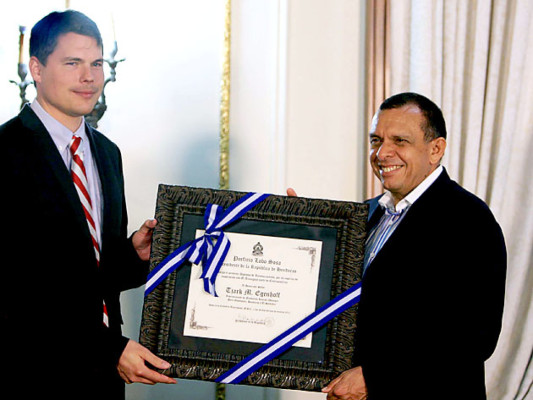 Presidente otorga reconocimiento a representante de Fundación Konrad Adenauer