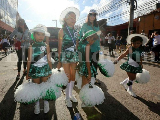 Desfiles: Estudiantes de primaria llenan de civismo la capital de Honduras