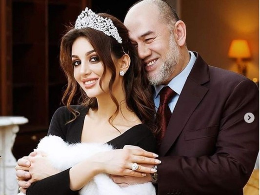 Exrey que renunció a la corona por amor duda que el hijo que tiene con exmiss sea suyo