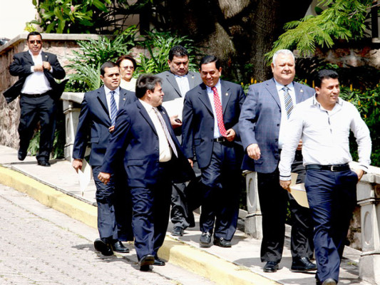 Lobo exhorta a diputados a estar unidos, y que lo dejen gobernar