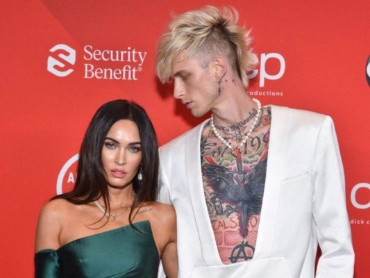 Megan Fox y Machine Gun Kelly hacen público su compromiso