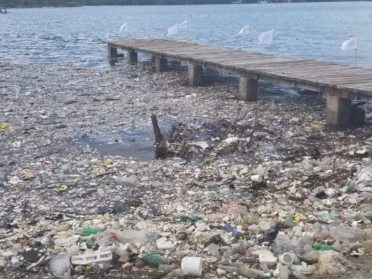VIDEO: Playas de Omoa nuevamente inundadas de desechos