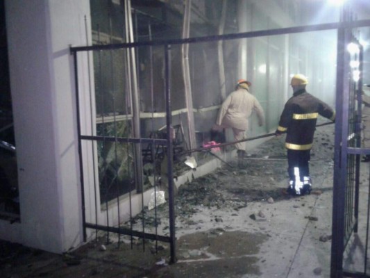 Manifestantes prenden fuego a los juzgados de San Pedro Sula