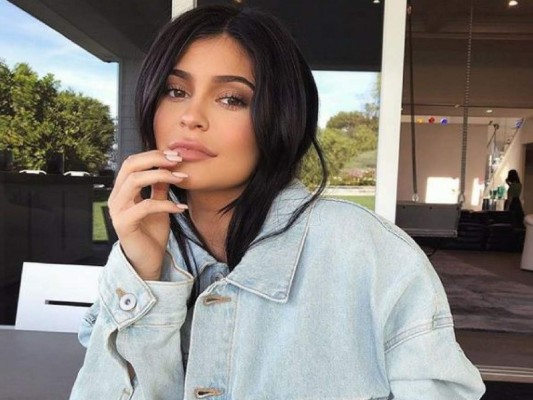 Así cubrió Kylie Jenner su panza de embarazo para campaña de Calvin Klein