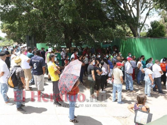 Largas filas y aglomeración: así inició la quinta jornada de vacunación en Tegucigalpa