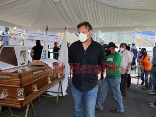 Técnico de la H, Fabián Coito, llega a velorio de Chelato Uclés&nbsp;&nbsp;