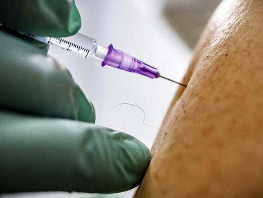 Alcalde de North Miami Beach ofrece vacunas anticovid gratis a turistas hondureños
