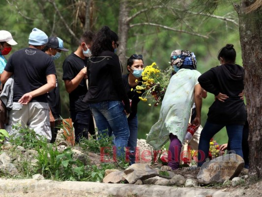 Sin velorios, ni acompañamiento: el doloroso adiós a víctimas de covid-19 en Honduras