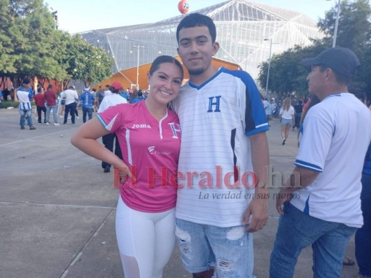 Bellas aficionadas catrachas se robaron las miradas en el BBVA Compass para el Honduras-Panamá