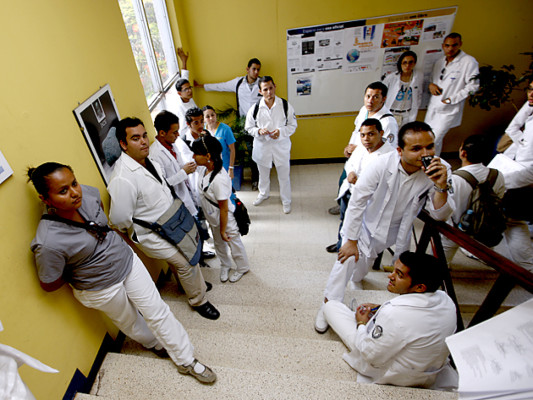 Estudiantes internos de medicina vuelven a hospitales tras acuerdo