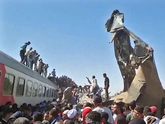 Al menos 32 muertos deja choque de dos trenes en Egipto