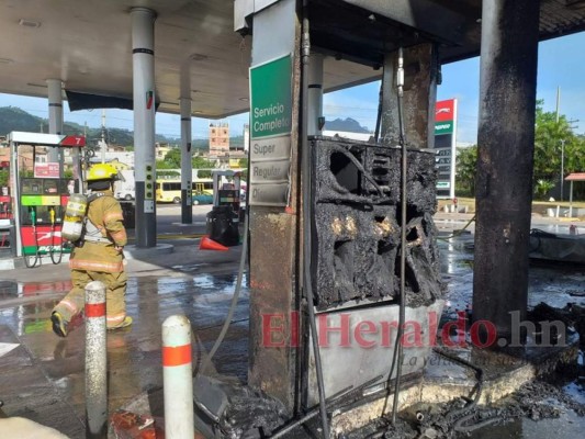 FOTOS: Así quedó el vehículo que prendió fuego dentro de gasolinera