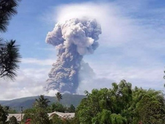 Hace erupción volcán Sotupan en Indonesia; autoridades emiten alerta para la zona&nbsp;&nbsp;