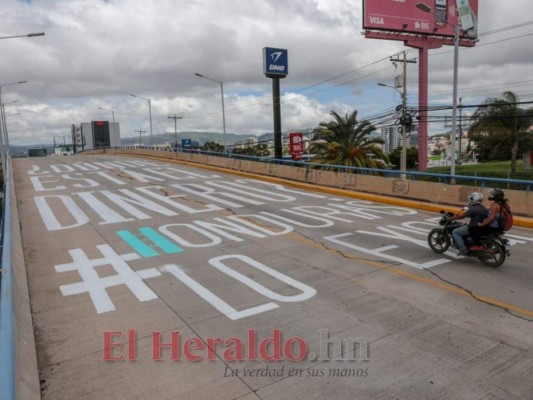 Muchos hondureños se sorprendieron al percatarse de inscripción en la carretera a tempranas horas de este domingo. Foto: David Romero/ EL HERALDO