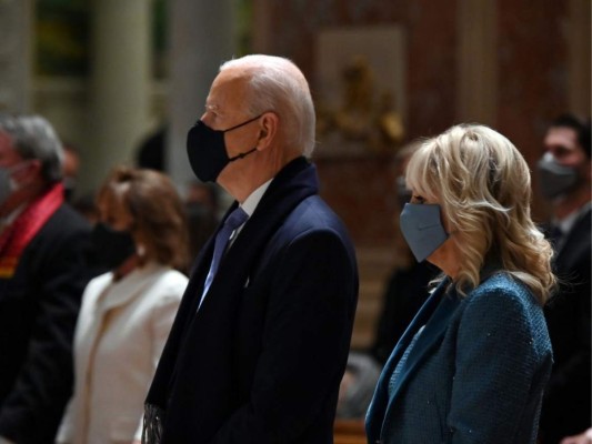 Biden asiste a misa con líderes republicanos y demócratas del Congreso