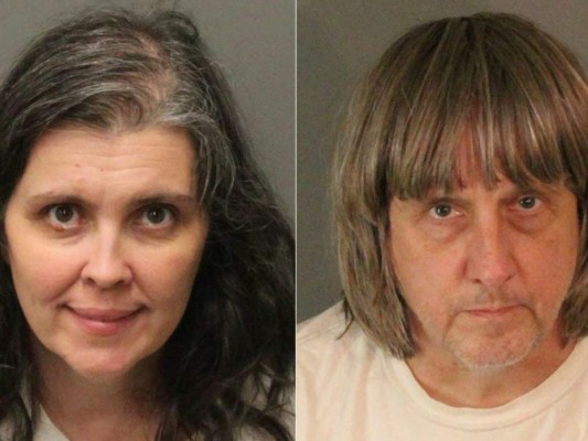 Pareja de Estados Unidos con hijos confinados enfrenta posibles cargos de tortura