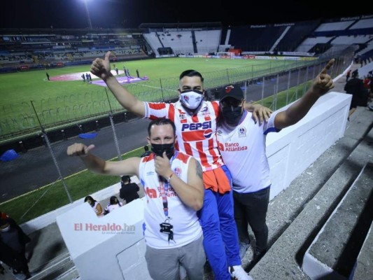 Aunque no hubo goles, estos aficionados disfrutaron el clásico entre Olimpia y Motagua