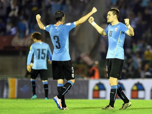 Uruguay golea a Chile 3-0 y trepa al segundo lugar de las clasificatorias en Sudamérica