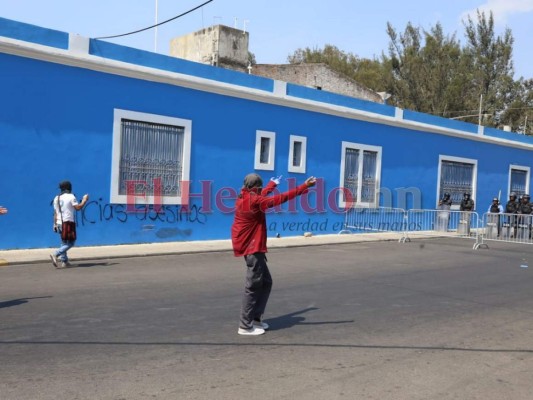 Encapuchados rayan paredes de la sede del Partido Nacional durante marcha del Día del Trabajador