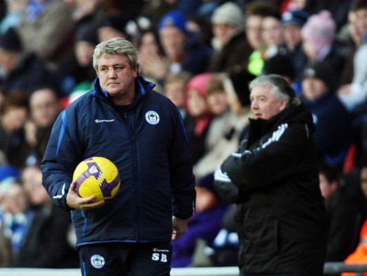Steve Bruce, entrenador del Hull, negocia para dirigir selección inglesa