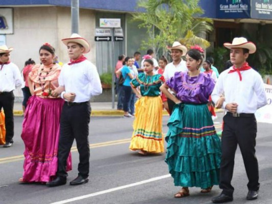 Sampedranos le rinden honores a la patria con colorido desfile
