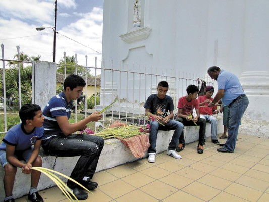 Entre oraciones cortan ramos de olivo
