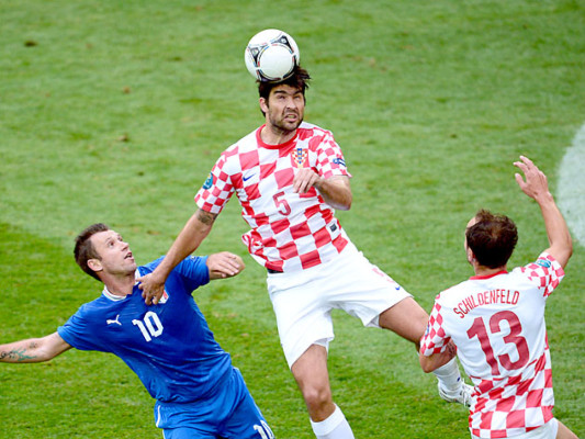 Italia y Croacia empatan 1-1 y dejan el grupo C abierto