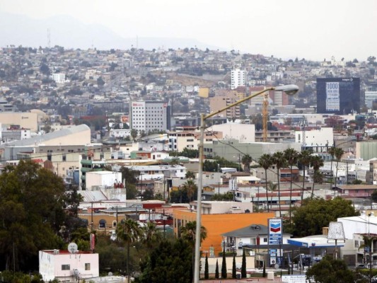 FOTOS: Hacinamiento, hambre e indiferencia sufren los migrantes hondureños en Tijuana